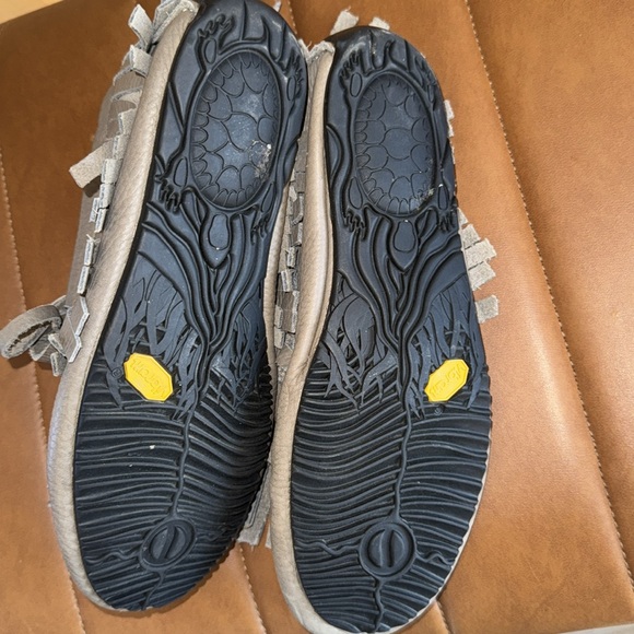 Manitobah MukLuks Paddle Moccasin Booties Grey super Soft Leather Fringe size 5 - Picture 6 of 6